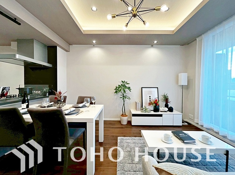 内装 ◆サンサンと◆差し込む太陽の光がこのリビングに笑いをもたらす.