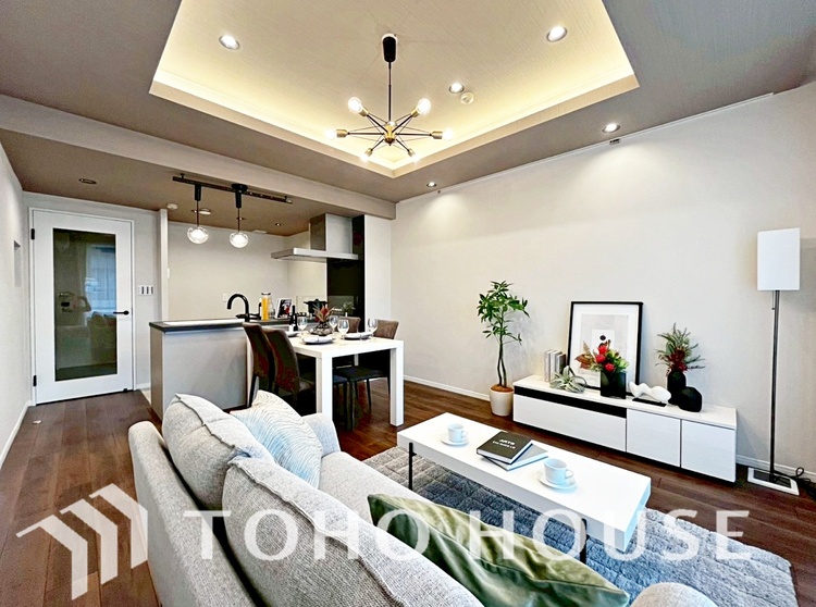 内装 ここはみんなが集い、食事と楽しい会話が始まる場所。話に夢中になりすぎて、ついつい時を忘れ、夜半過ぎになってしまう。そんな束の間の幸せを感じさせてくれます。