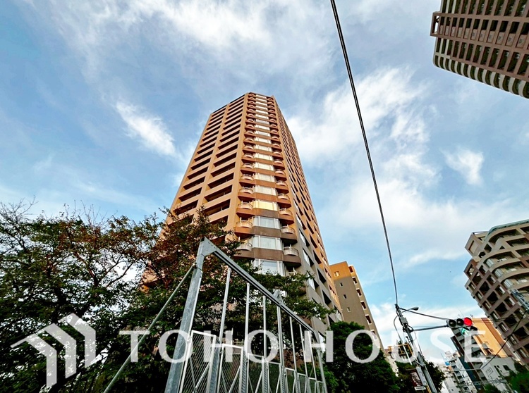 外観 漂う上質な空気感、マンションに入れば「おかえりなさい」と笑顔で迎えてくれるエントランス。最良の心配りを感じるマンションでした。