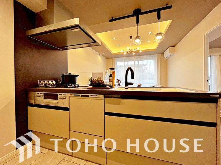 キッチン 手元の収納から、足元の収納までが全てスライド式で、奥のスペースまで有効に活用できます。奥まで上から見渡せるので、たまにしか使わない調理器具もサッと取出せます。