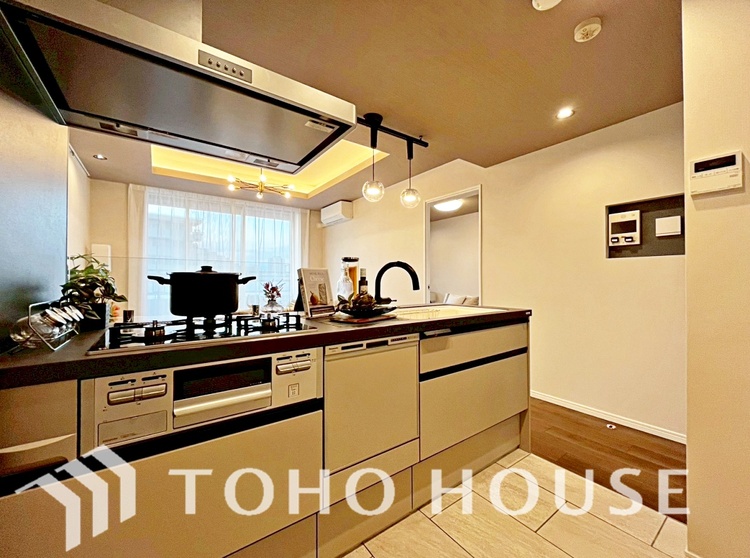 キッチン ◆愛育◆キッチンは家族の絆を育む大切な空間。シンプルで使い易いSystemKitchenで愉しく作る料理は愛情のある美味しいご馳走に。家族で使える広々としたダイニングキッチンです。