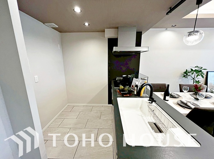 キッチン キッチンは家族の絆を育む大切な空間。シンプルで使い易いシステムキッチンで愉しく作る料理は愛情のある美味しいご馳走に。家族で使えるダイニングキッチンです。