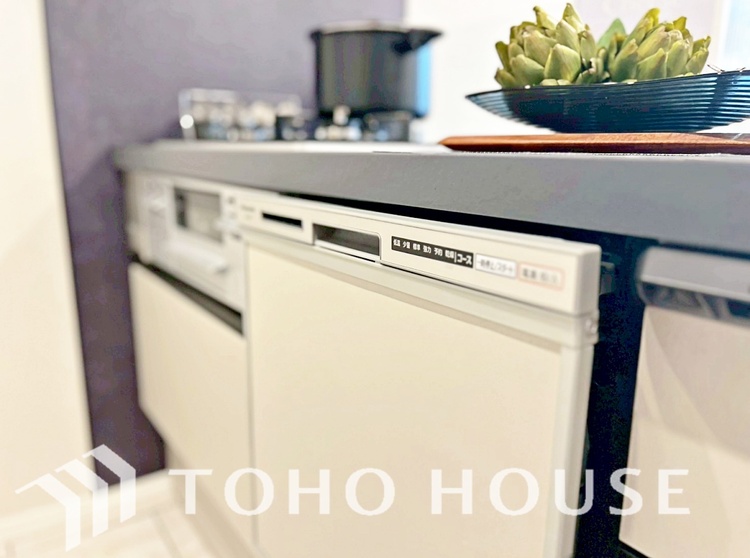 キッチン キッチンは家族の絆を育む大切な空間。シンプルで使い易いシステムキッチンで愉しく作る料理は愛情のある美味しいご馳走に。家族で使えるダイニングキッチンです。