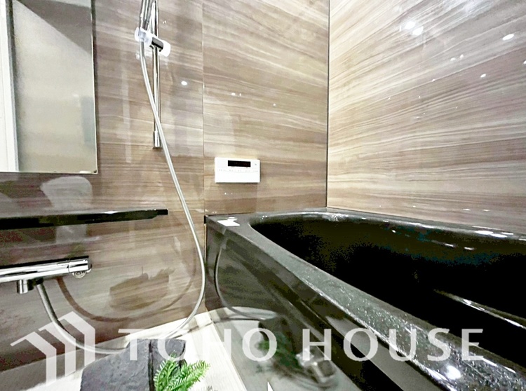 風呂 【浴室】《一日の疲れを落としてくれる場所は、落ち着く場所でなければならない》　高級感溢れるカラーと大きさ・柔らかな曲線で構成された半身浴も楽しめるバスタブが心地よさをもたらします。