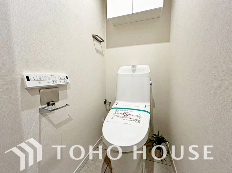 トイレ 清潔感あるホワイト調のクロスと温もり溢れるモダンカラーの床材が見事に調和した本邸宅は、毎日の生活を少しでも快適に過ごして頂ける様に落ち着いた雰囲気作りから行っています。