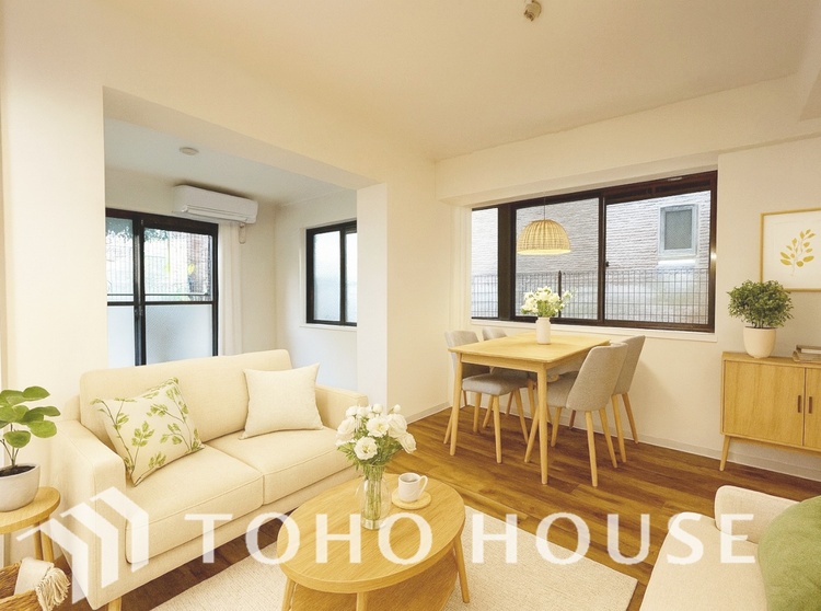 内装 ＊配置してある家具や小物はCGによるイメージ画像です。忙しい朝でも、しっかり家族が揃って食事をして頂けるゆとりある大きさのダイニングスペース。