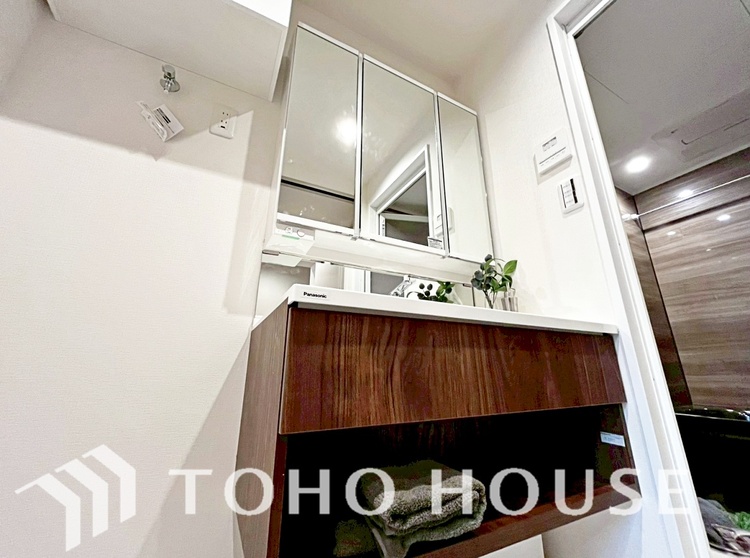 洗面 気持ちの良い朝をつくりだし、夕方には笑顔を取り戻させてくれるミラー。パウダールームはいつでも本来の自分を取り戻せる空間。明るく仕上げてあります。