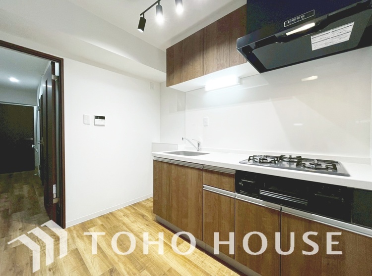 キッチン 手元の収納から、足元の収納までが全てスライド式で、奥のスペースまで有効に活用できます。奥まで上から見渡せるので、たまにしか使わない調理器具もサッと取出せます。