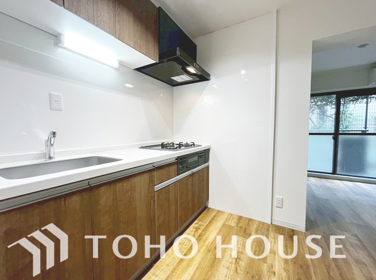 キッチン ◆愛育◆キッチンは家族の絆を育む大切な空間。シンプルで使い易いSystemKitchenで愉しく作る料理は愛情のある美味しいご馳走に。家族で使える広々としたダイニングキッチンです。