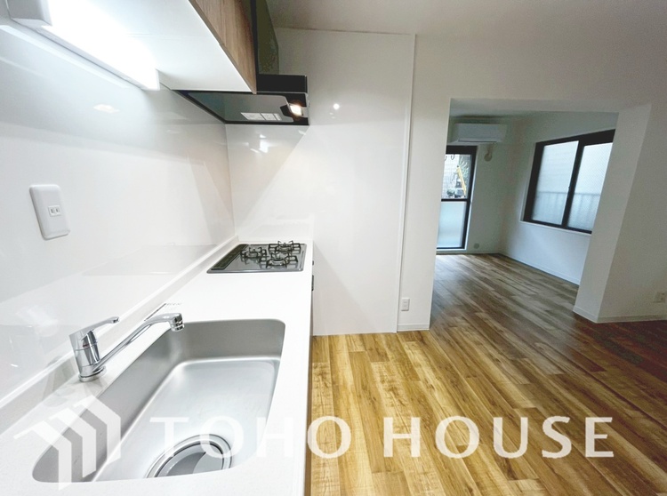 キッチン キッチンは家族の絆を育む大切な空間。シンプルで使い易いシステムキッチンで愉しく作る料理は愛情のある美味しいご馳走に。家族で使えるダイニングキッチンです。