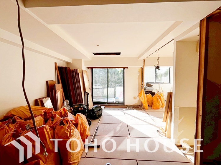 内装 【改装中】忙しい朝でも、しっかり家族が揃って食事をして頂けるゆとりある大きさのダイニングスペース。