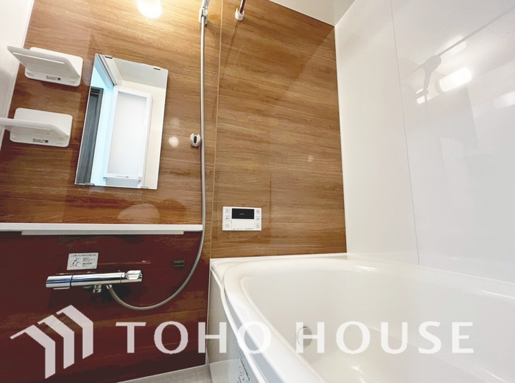 風呂 【浴室】《一日の疲れを落としてくれる場所は、落ち着く場所でなければならない》　高級感溢れるカラーと大きさ・柔らかな曲線で構成された半身浴も楽しめるバスタブが心地よさをもたらします。