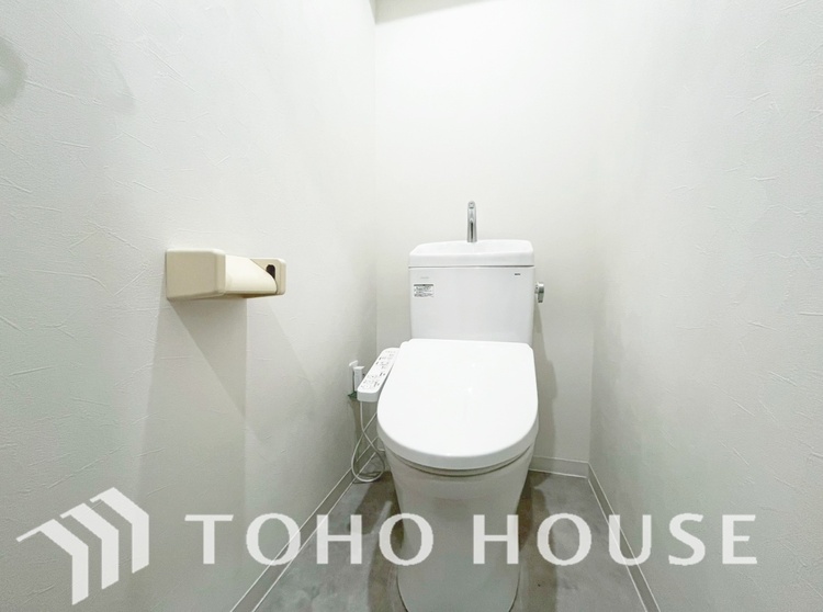 トイレ 清潔感あるホワイト調のクロスと温もり溢れるモダンカラーの床材が見事に調和した本邸宅は、毎日の生活を少しでも快適に過ごして頂ける様に落ち着いた雰囲気作りから行っています。
