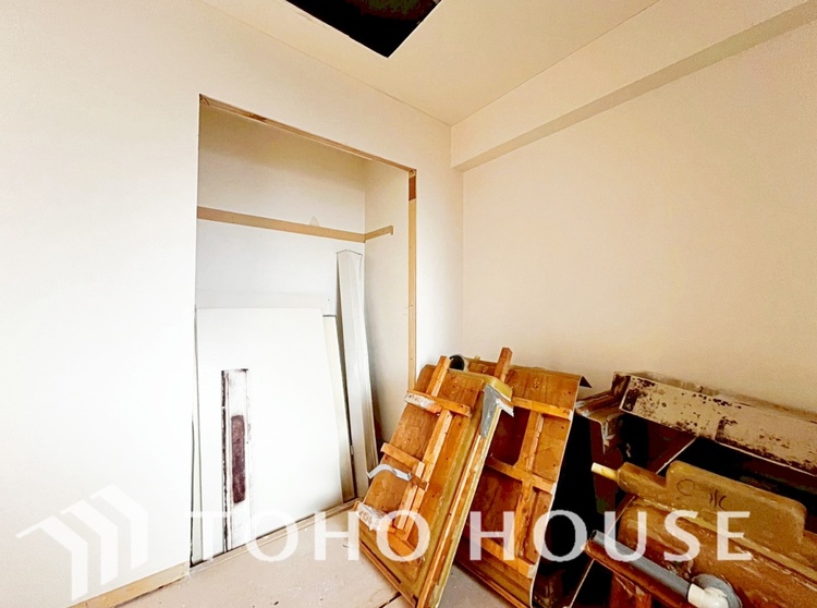 内装 【改装中】使いやすく、明るい洋室に仕上がります。子供部屋や趣味のお部屋にご利用できます。