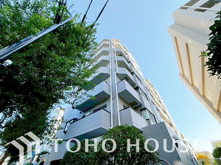 外観 ここはみんなが集い、食事と楽しい会話が始まる場所。話に夢中になりすぎて、ついつい時を忘れ、夜半過ぎになってしまう。そんな束の間の幸せを感じさせてくれます。