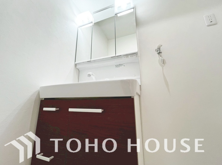 洗面 気持ちの良い朝をつくりだし、夕方には笑顔を取り戻させてくれるミラー。パウダールームはいつでも本来の自分を取り戻せる空間。明るく仕上げてあります。