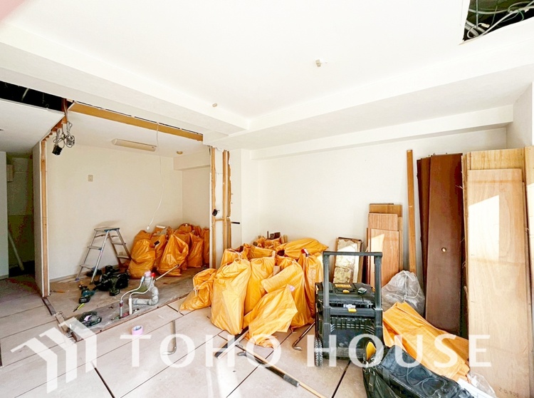 風呂 【改装中】【浴室】《一日の疲れを落としてくれる場所は、落ち着く場所でなければならない》　高級感溢れるカラーと大きさ・柔らかな曲線で構成された半身浴も楽しめるバスタブが心地よさをもたらします。