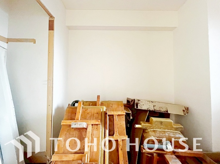 トイレ 【改装中】清潔感あるホワイト調のクロスと温もり溢れるモダンカラーの床材が見事に調和した本邸宅は、毎日の生活を少しでも快適に過ごして頂ける様に落ち着いた雰囲気作りから行っています。