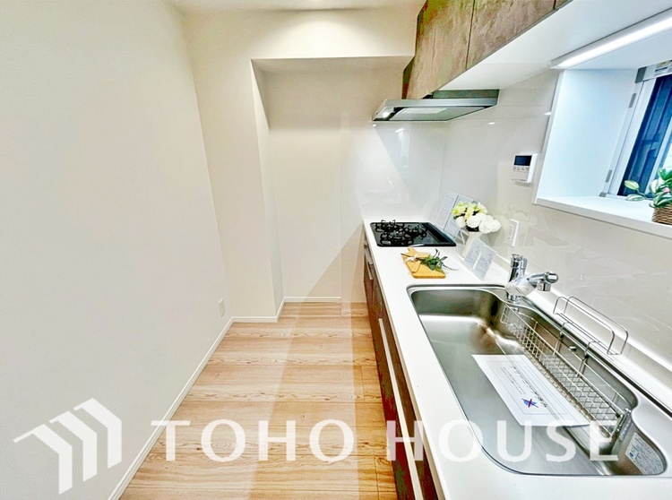 キッチン 手元の収納から、足元の収納までが全てスライド式で、奥のスペースまで有効に活用できます。奥まで上から見渡せるので、たまにしか使わない調理器具もサッと取出せます。