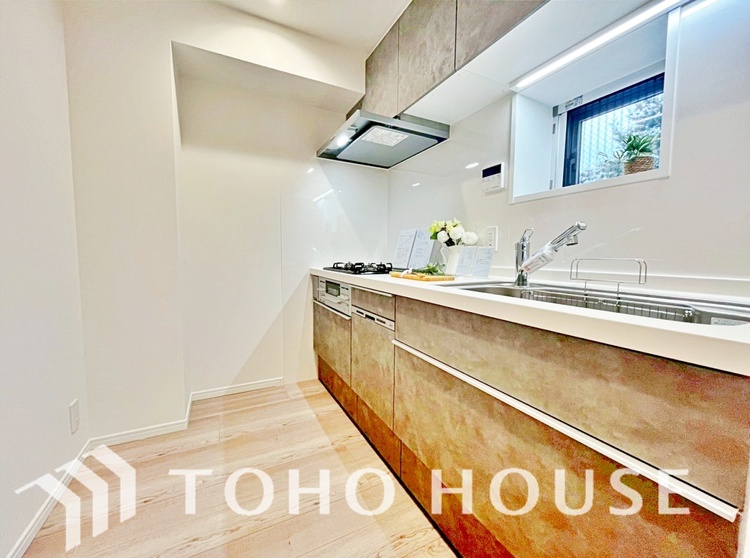 キッチン ◆愛育◆キッチンは家族の絆を育む大切な空間。シンプルで使い易いSystemKitchenで愉しく作る料理は愛情のある美味しいご馳走に。家族で使える広々としたダイニングキッチンです。