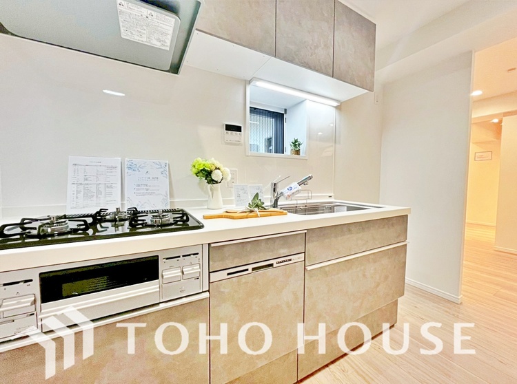 キッチン キッチンは家族の絆を育む大切な空間。シンプルで使い易いシステムキッチンで愉しく作る料理は愛情のある美味しいご馳走に。家族で使えるダイニングキッチンです。