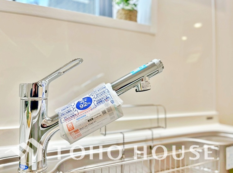 キッチン 広々としたキッチンのシンクは、料理の準備と片付けを楽にし、使いやすさを最大限に引き立てます。