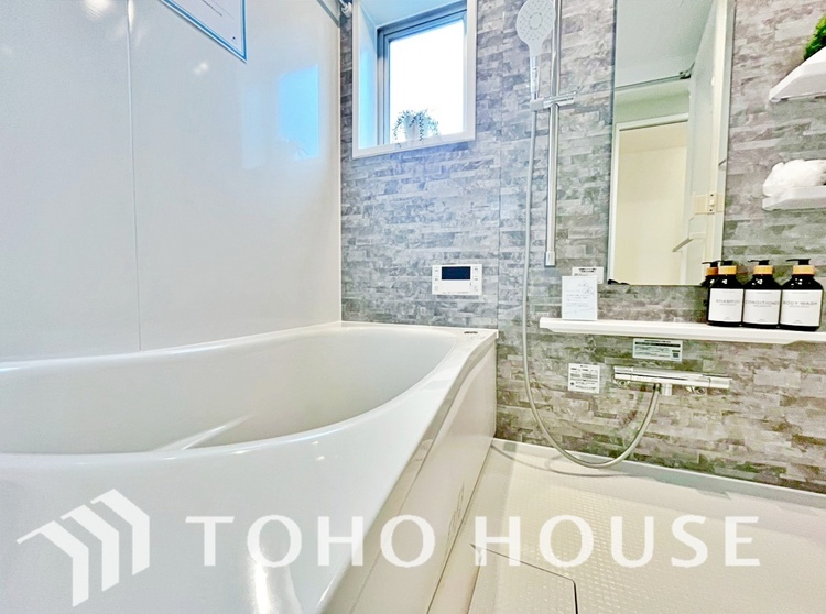 風呂 【浴室】《一日の疲れを落としてくれる場所は、落ち着く場所でなければならない》　高級感溢れるカラーと大きさ・柔らかな曲線で構成された半身浴も楽しめるバスタブが心地よさをもたらします。