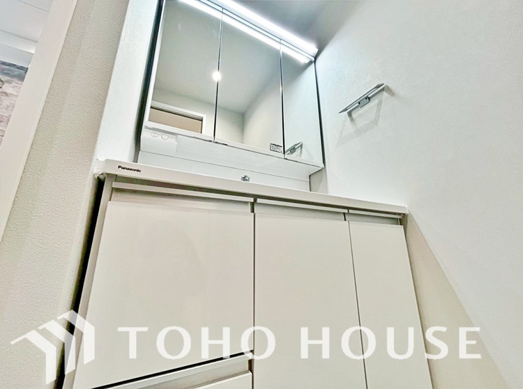 洗面 気持ちの良い朝をつくりだし、夕方には笑顔を取り戻させてくれるミラー。パウダールームはいつでも本来の自分を取り戻せる空間。明るく仕上げてあります。