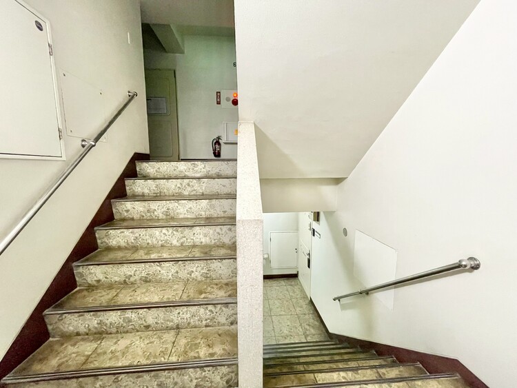 その他 共用部の階段です。明るく清潔に管理されています。