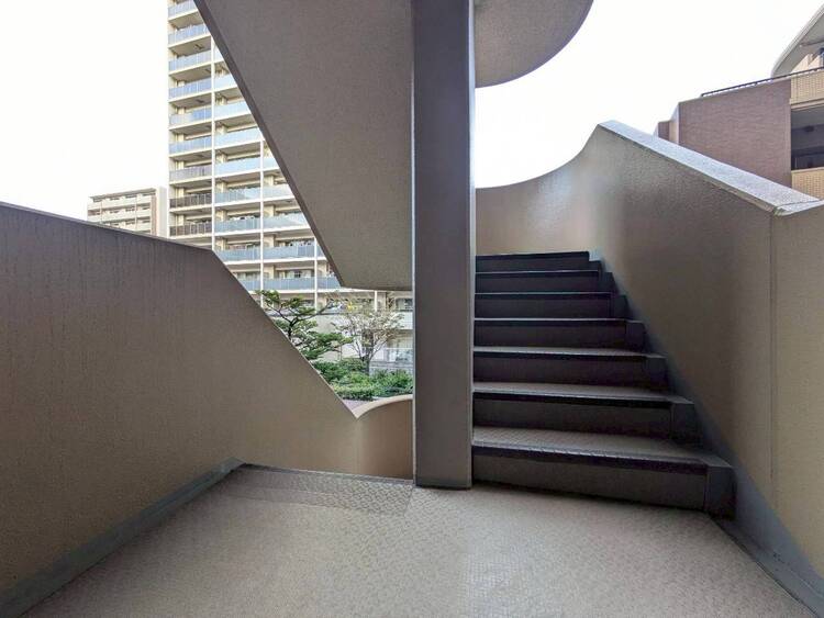 その他 共用部の階段です。明るく清潔に管理されています。