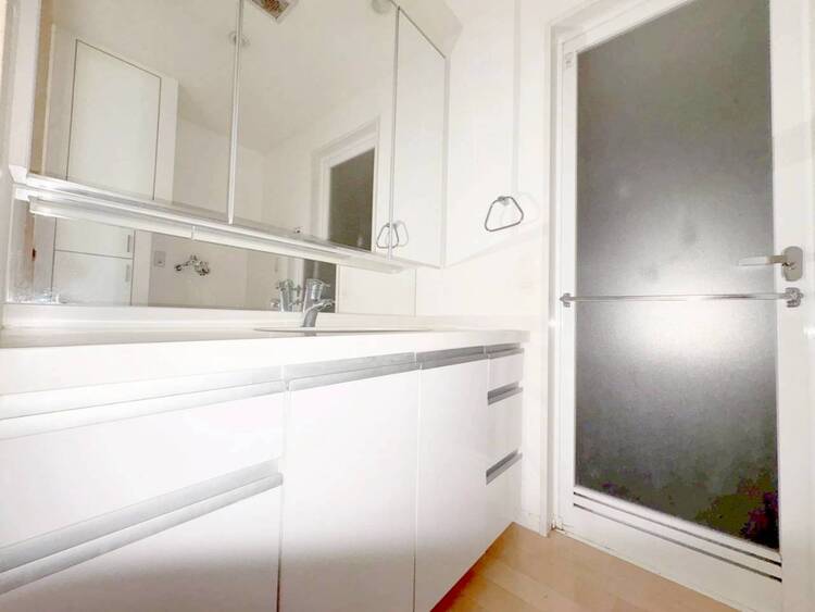 その他 清潔感を感じられる洗面化粧台。