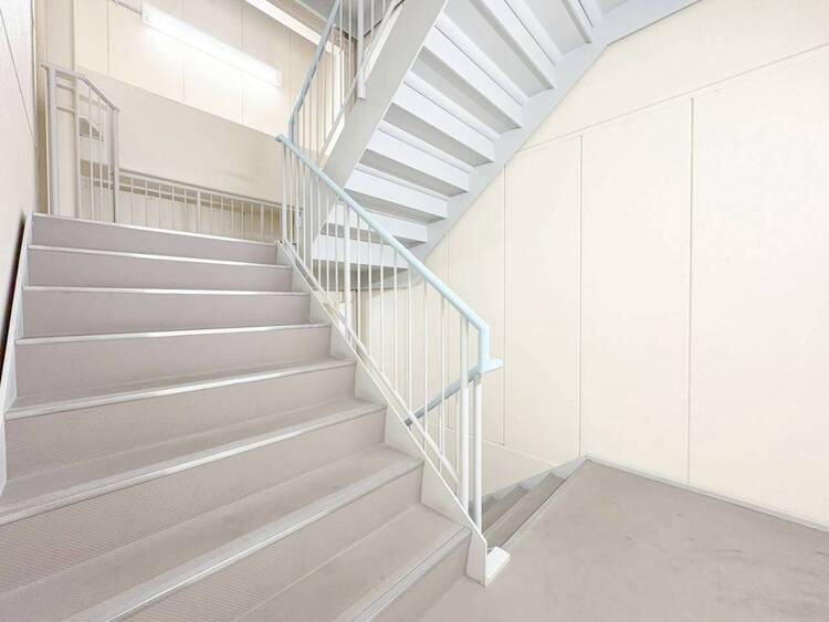 その他 共用部の階段です。明るく清潔に管理されています。