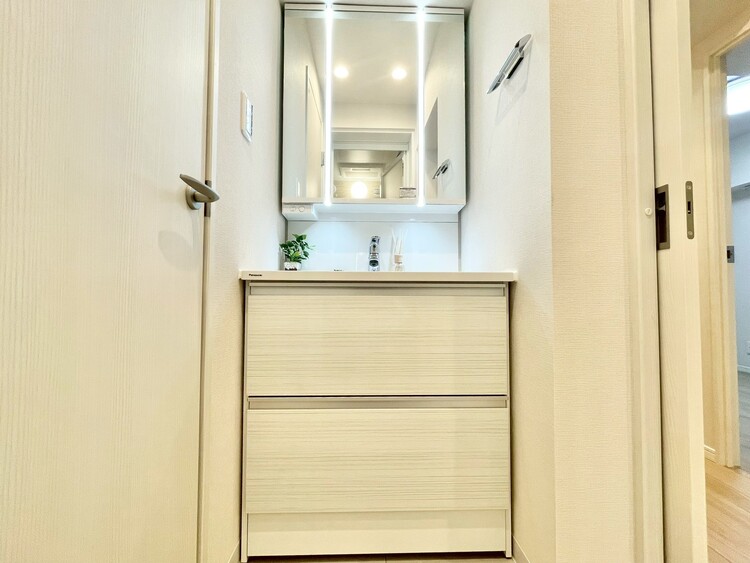 その他 清潔感を感じられる洗面化粧台。