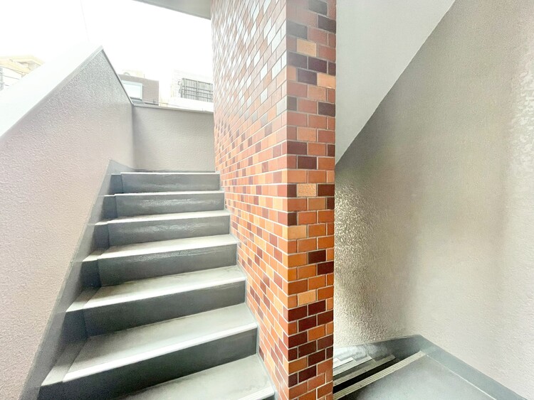 その他 共用部の階段です。明るく清潔に管理されています。