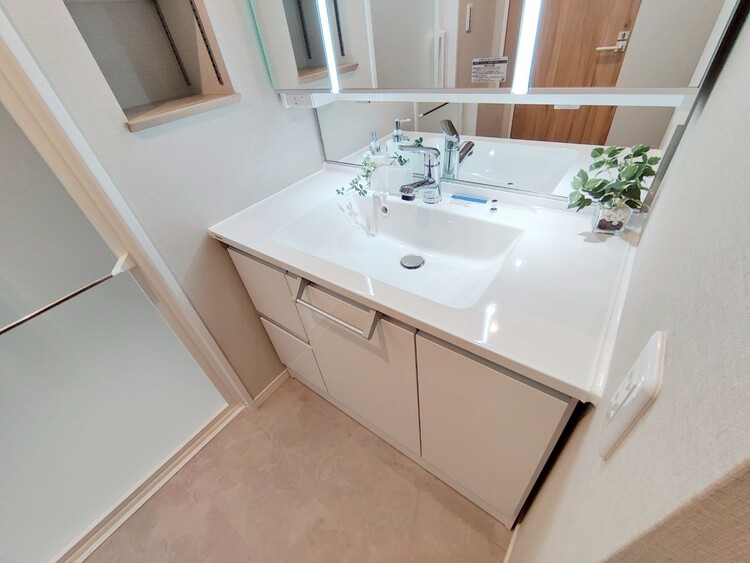 その他 清潔感を感じられる洗面化粧台。※リフォーム前の参考写真です。