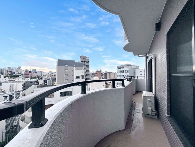 その他 朝の澄んだ空気や、夕方に吹く清々しい風を感じられるバルコニー。※リフォーム前の参考写真です。