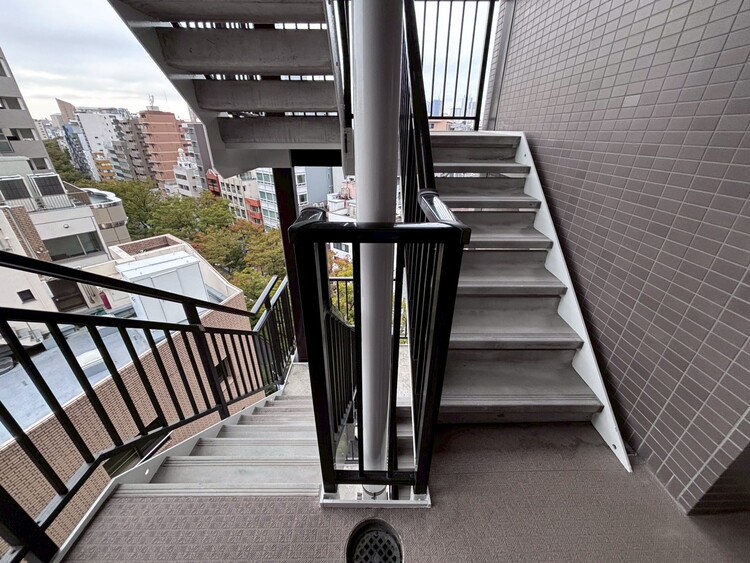 その他 共用部の階段です。明るく清潔に管理されています。