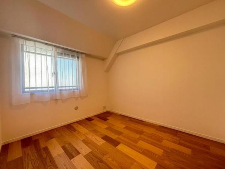 内装 洋室5帖　日々の疲れを癒してくれる主寝室。自由度が高いので家具のレイアウトでお好みの空間を創りだせます。