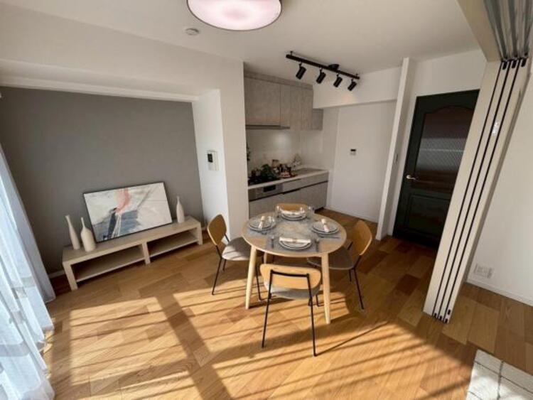 居間 リビング（配置してある家具はCGによるイメージです）ご家族みなさんで寛げる空間をぜひ現地で体感してみてください。