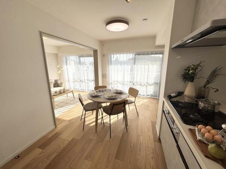 居間 光と風があふれる開放的なダイニングには、自然と家族みんなが集まってきます。