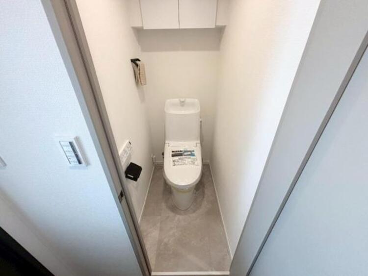 トイレ 上部には収納も付いており清潔感の溢れるトイレです。落ち着いた空間で安らぎのひとときをお過ごし頂けます。