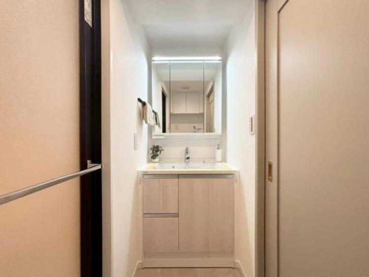 洗面 三面鏡の裏は機能的な収納を配置。コンセントも付いているため電動シェーバーや電動歯ブラシも収納できます。