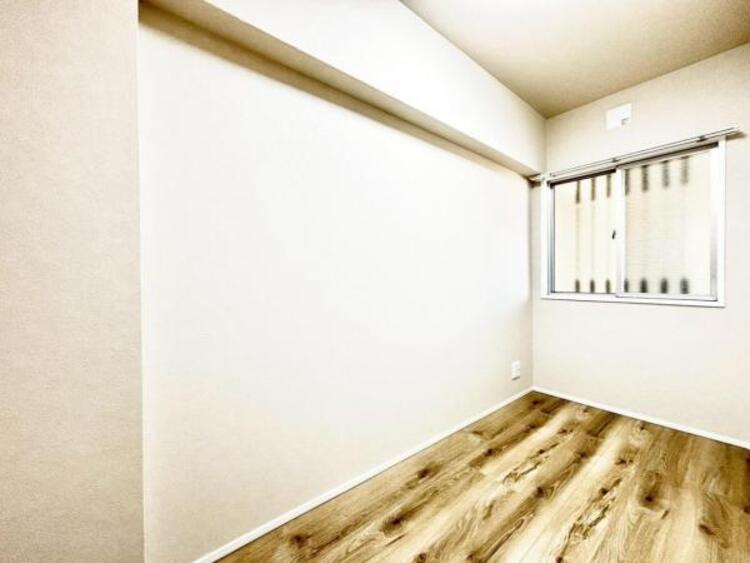 内装 洋室3.3帖　家族個々の安らぎの空間。シンプルな室内に仕上げてあります。
