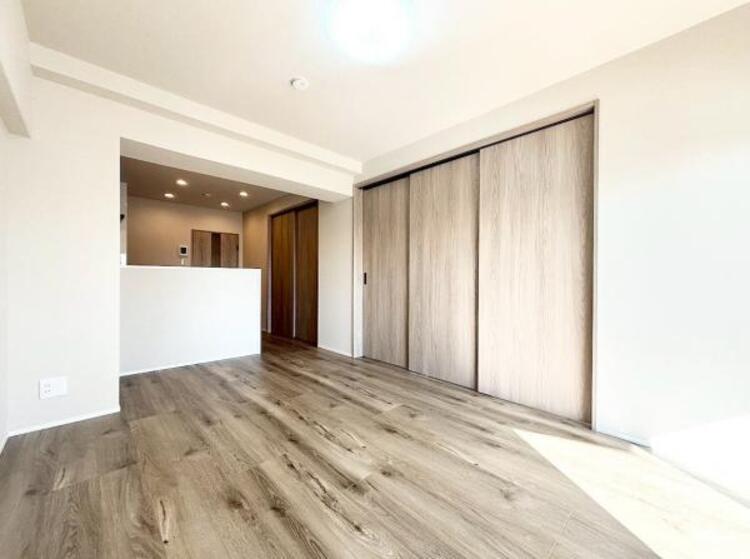 居間 LDK12.1帖　落ち着きのあるリビングです。お友達が遊びに来た時にも使えますし、ちょっと疲れた時にお昼寝できるのも嬉しいですね。