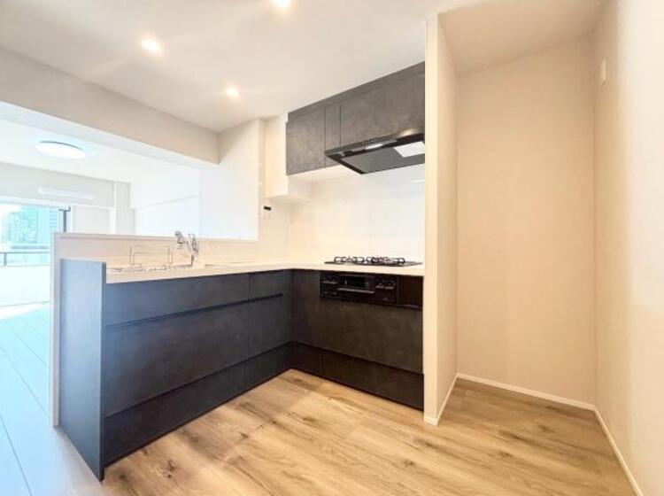 キッチン 家事動線に配慮されリビング全体が見渡せＬ字型対面式システムキッチン（浄水器付き）。