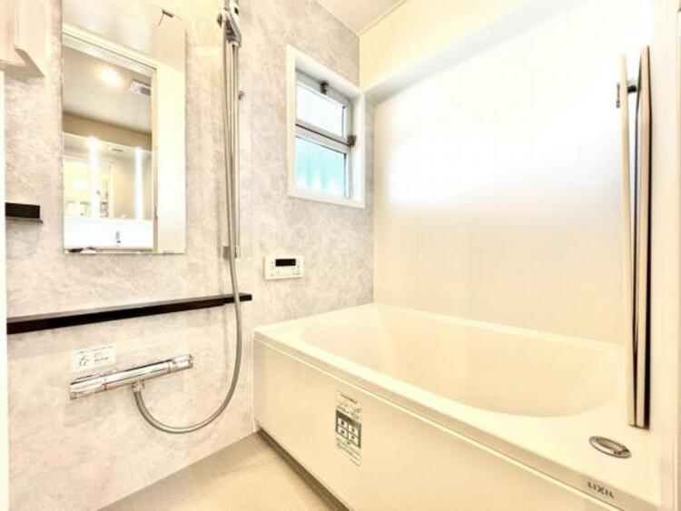 風呂 小窓がある浴室。凹凸が少ない汚れの付き辛くお掃除が楽な仕様となっております。