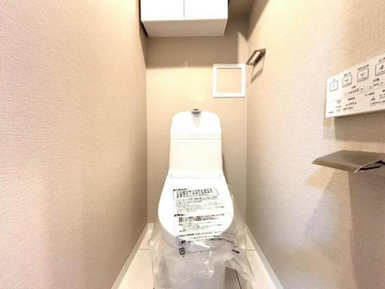 トイレ 上部に収納もあり清潔感の溢れるトイレです。落ち着いた空間で安らぎのひとときをお過ごし頂けます。