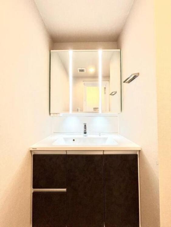 洗面 三面鏡の裏は機能的な収納を配置。コンセントも付いているため電動シェーバーや電動歯ブラシも収納できます。