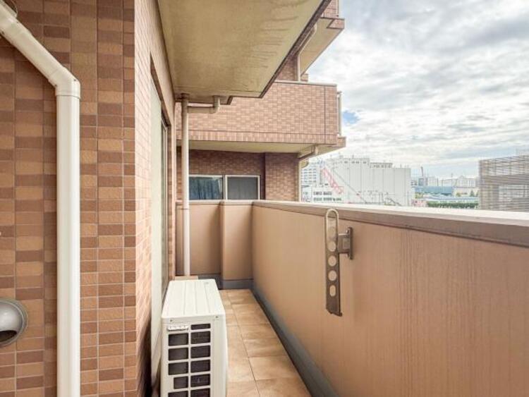 バルコニー 陽の光に照らされるバルコニーを、爽やかな涼風が吹き抜けていきます。