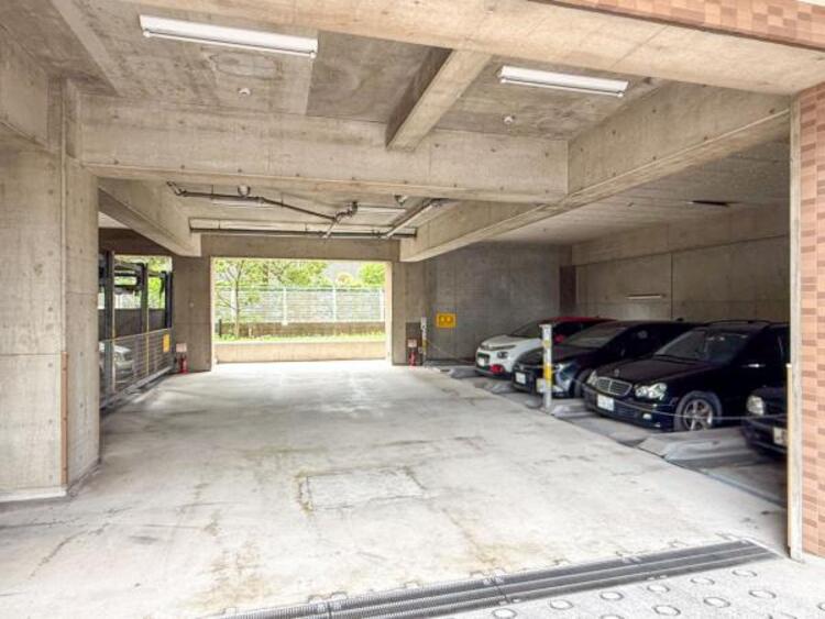 駐車場 敷地内に設けられた駐車スペース。